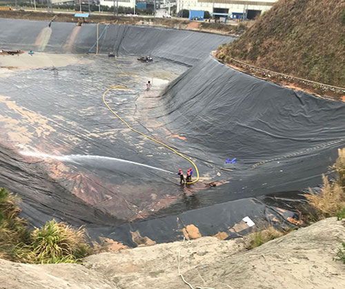 吊罗山乡废水池清理