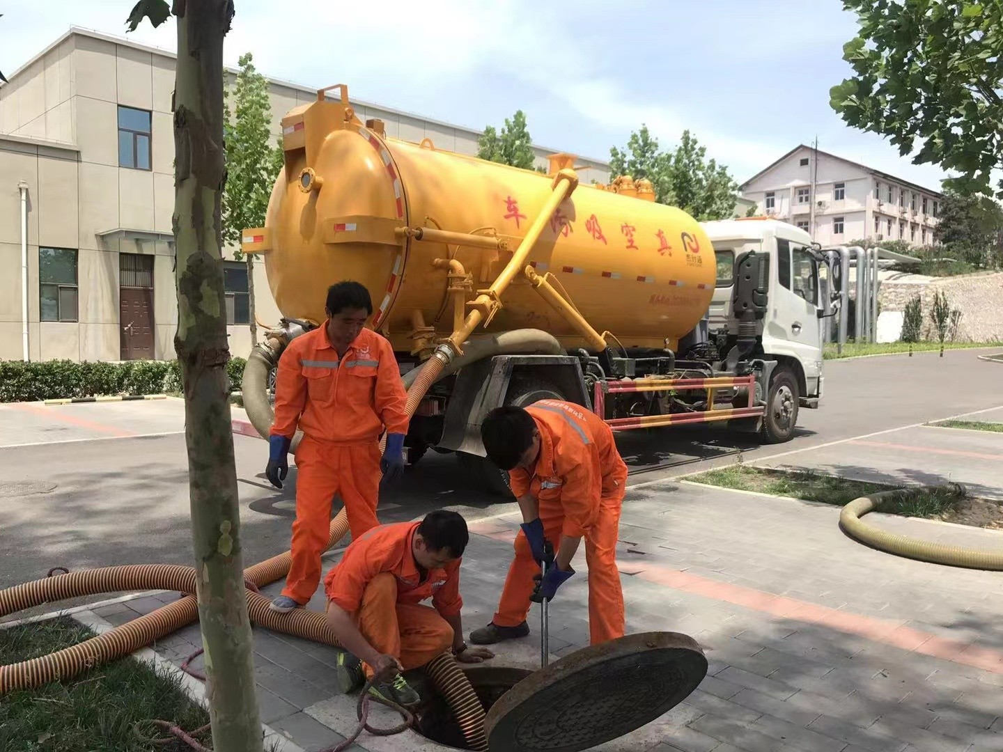 吊罗山乡管道疏通车停在窨井附近