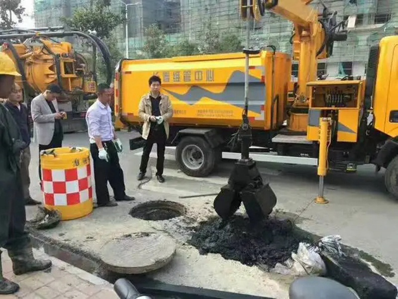 吊罗山乡街道：网格员化身“清道夫”，为民解忧疏通“堵心”化粪池