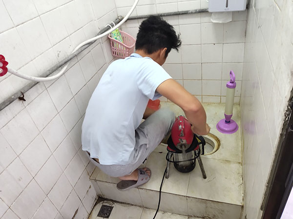 吊罗山乡肥皂掉到马桶里把马桶堵住了怎么办？马桶堵住了怎么办